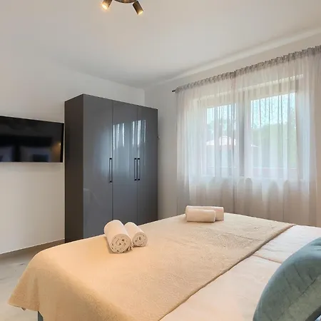 Holiday home Dora N Nedescina